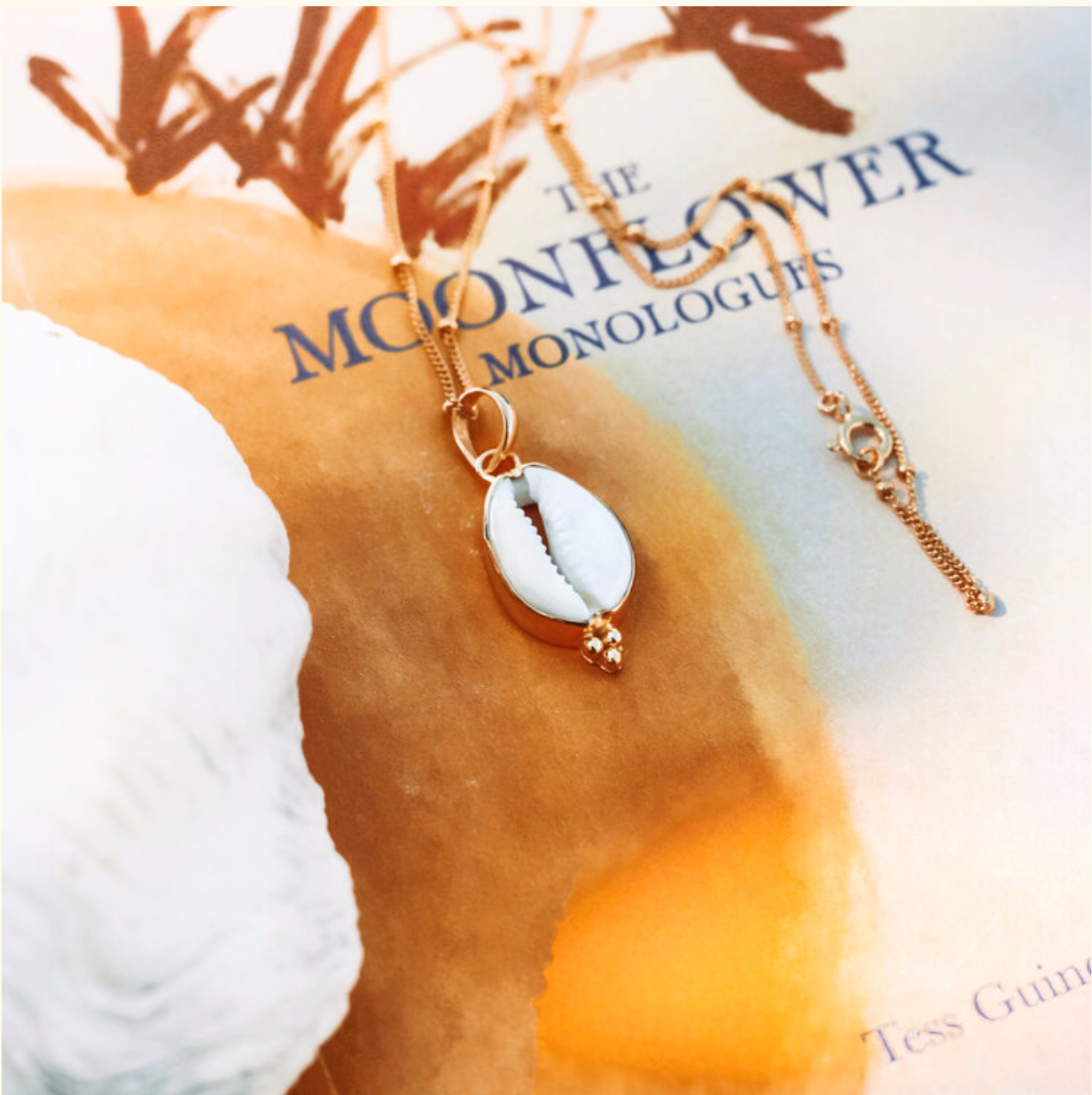 Mahloe Hawaiian Cowrie Necklace Silver / Gold