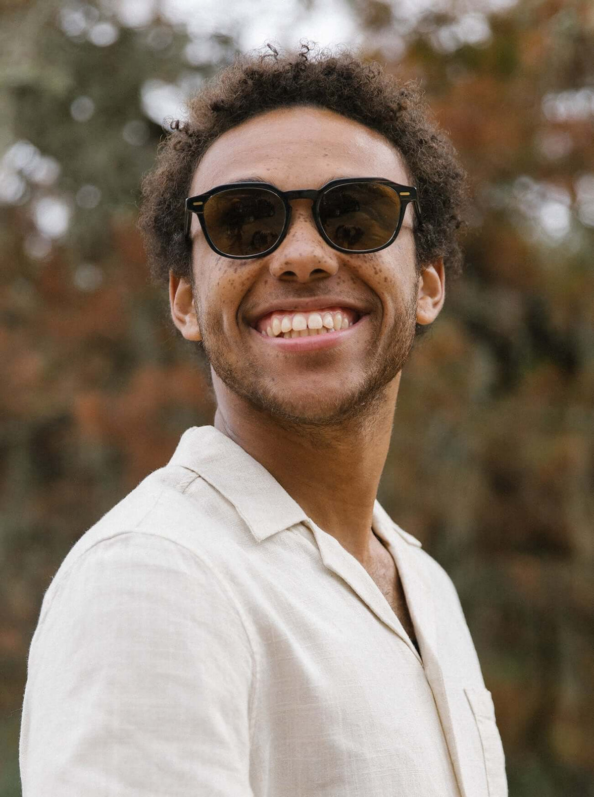 RAEN Clyve Recycled Black / Green Polarized lifestyle