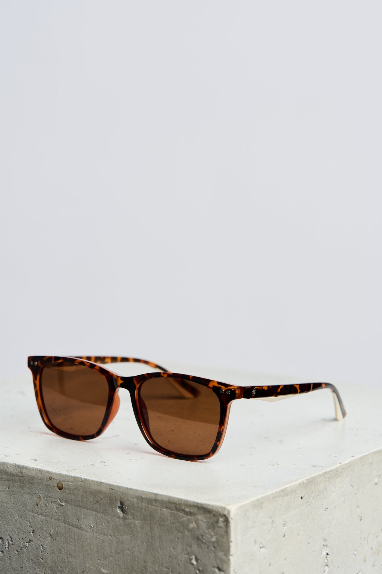 NL Hastings St Sunglasess Brown